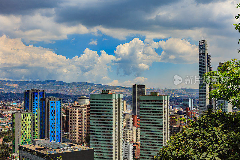 哥伦比亚波哥大——位于安第斯山脉上的南美首都市区的BD Bacatá和现代建筑的高角度视图